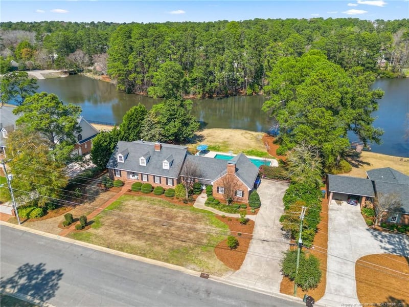 1109 Offshore Dr, Fayetteville, NC 28305