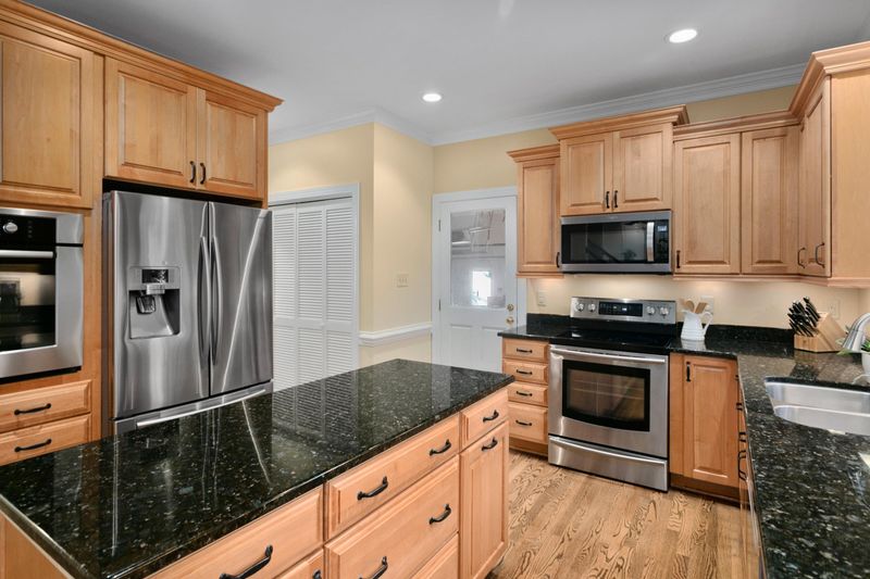 111 Greenhaven Ln, Cary, NC 27518