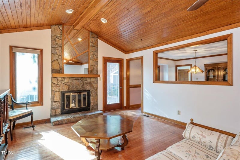 111 Lakeway Ct, Cary, NC 27511
