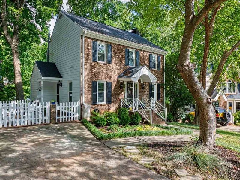 111 Leeward Ct, Cary, NC 27511