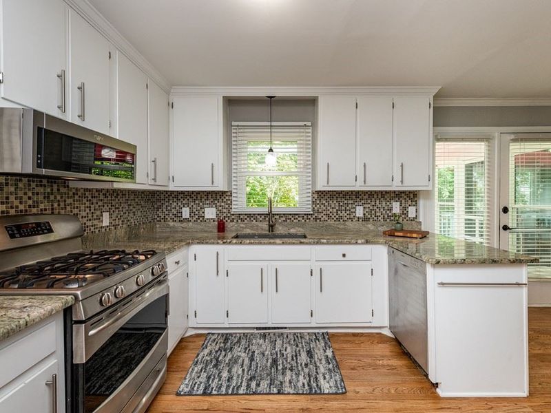 111 Leeward Ct, Cary, NC 27511