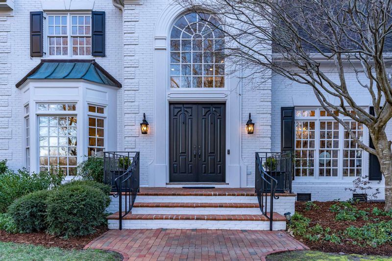 11107 Governors Dr, Chapel Hill, NC 27517