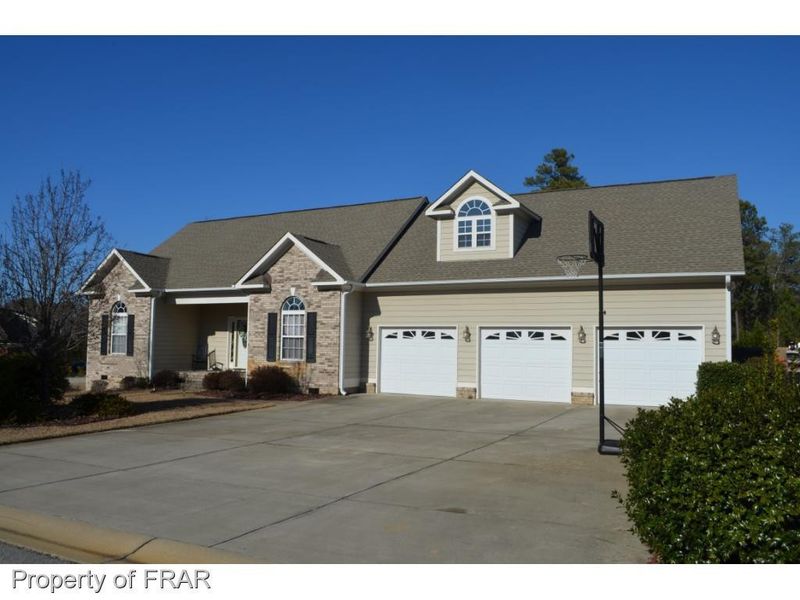 1111 Masterpiece Dr, Hope Mills, NC 28348