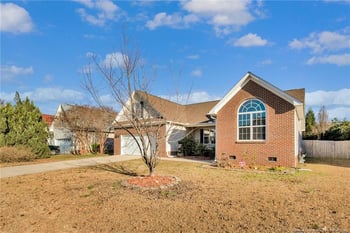 1111 Thistle Gold Dr, Hope Mills, NC 28348