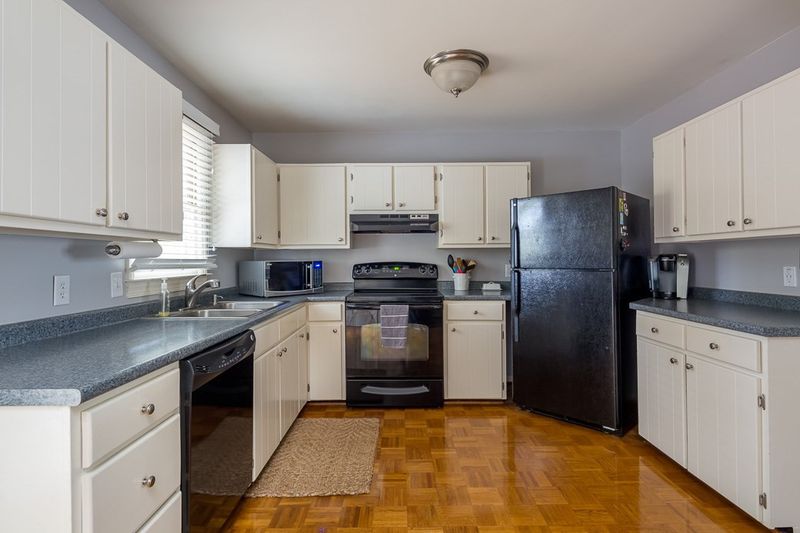 11116 Crestmont Dr, Raleigh, NC 27613