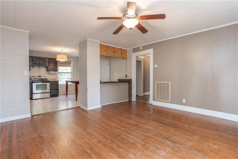 1112 Hawthorne Ln, Burlington, NC 27215