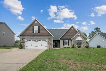 1114 Legend Creek Dr, Hope Mills, NC 28348