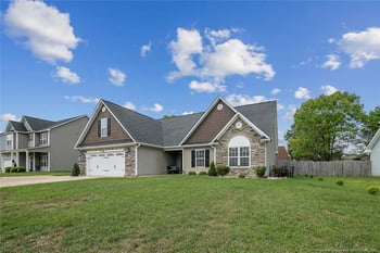 1114 Legend Creek Dr, Hope Mills, NC 28348