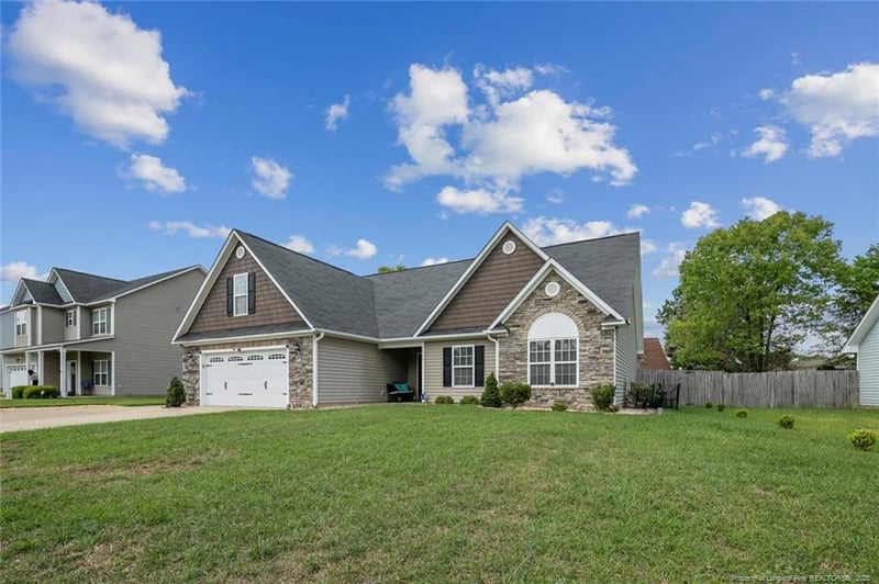 1114 Legend Creek Dr, Hope Mills, NC 28348
