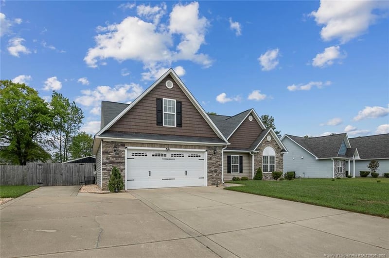 1114 Legend Creek Dr, Hope Mills, NC 28348