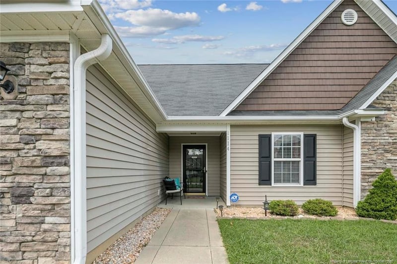1114 Legend Creek Dr, Hope Mills, NC 28348