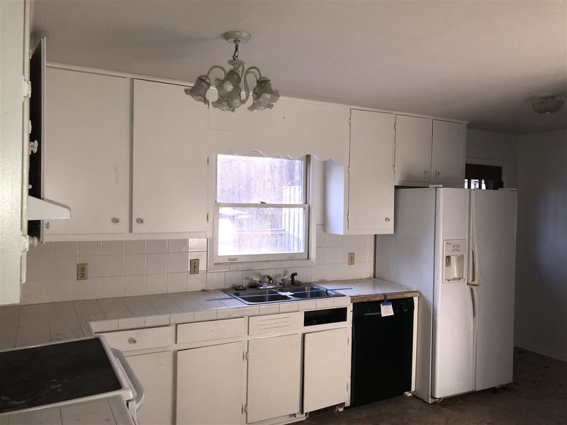 1114 Willow Dr, Chapel Hill, NC 27517