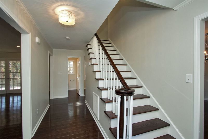 1116 Cedarhurst Dr, Raleigh, NC 27609