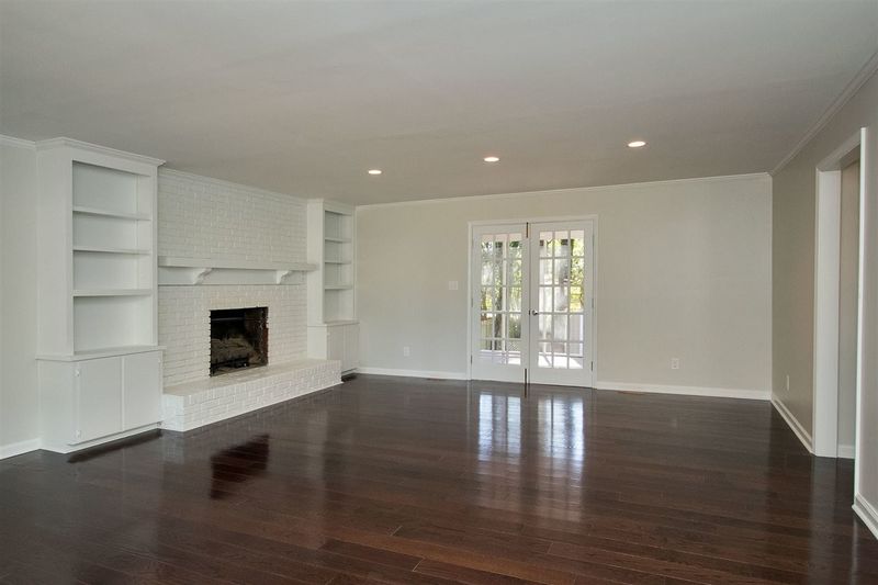 1116 Cedarhurst Dr, Raleigh, NC 27609