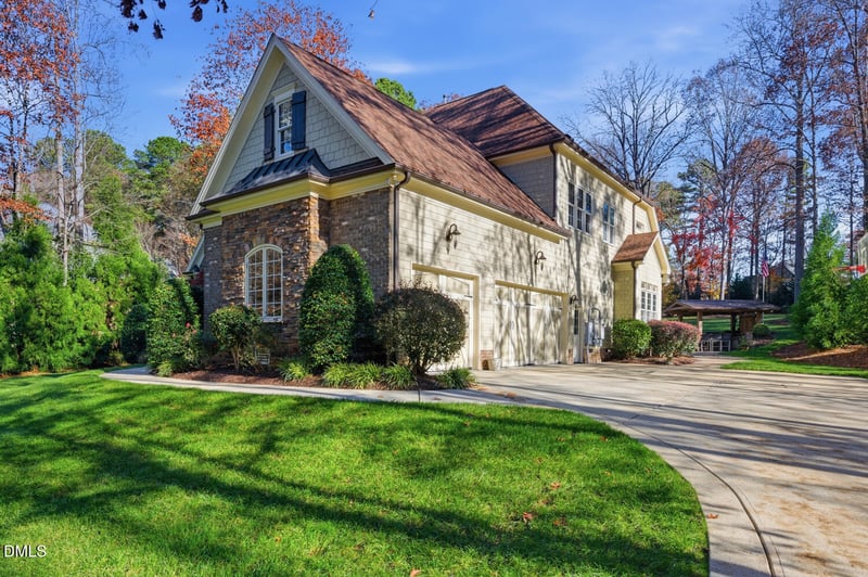 1116 Tacketts Pond Dr, Raleigh, NC 27614