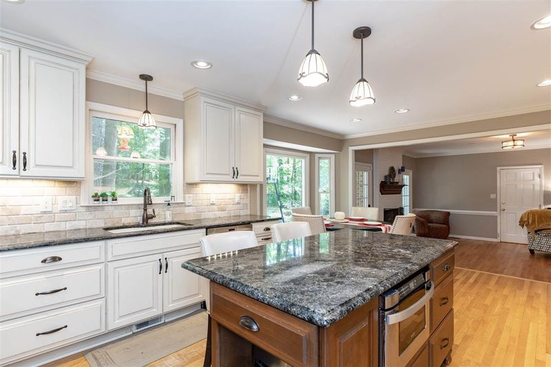112 Cunningham Ct, Cary, NC 27511