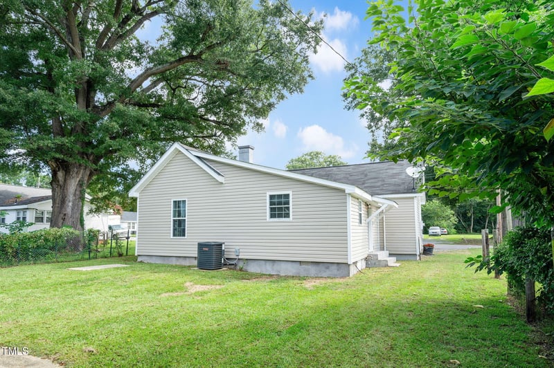112 Holmes St, Erwin, NC 28339