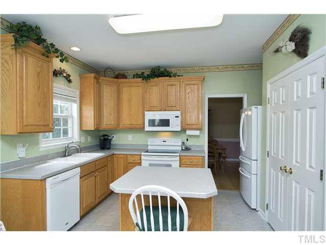 112 Townsgate Ct, Holly Springs, NC 27540