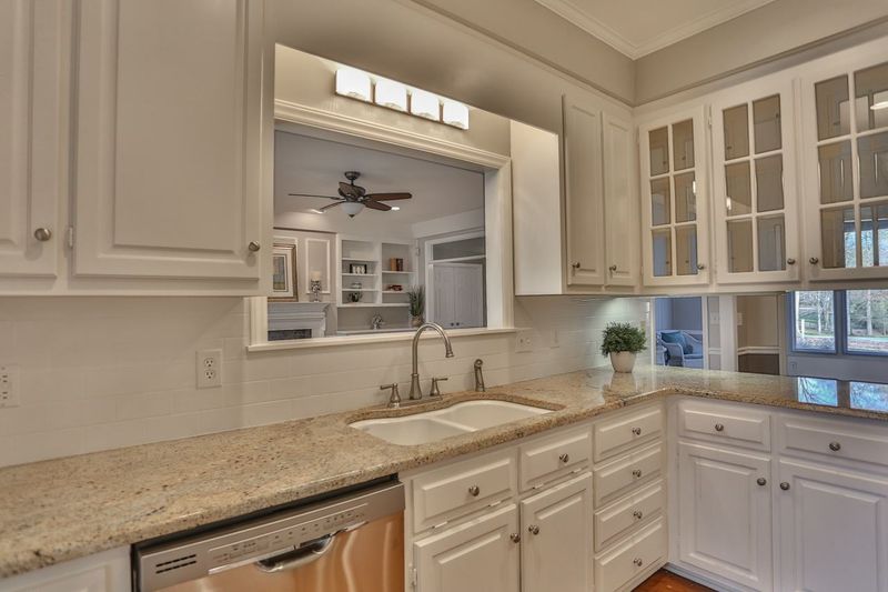1120 Whippoorwill Ln, Chapel Hill, NC 27517