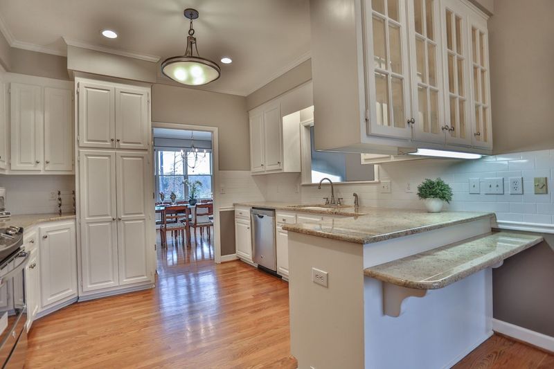 1120 Whippoorwill Ln, Chapel Hill, NC 27517