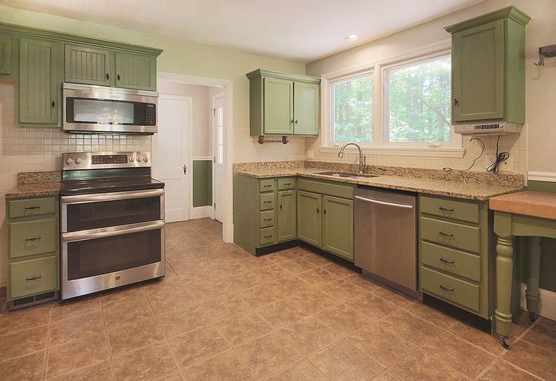 11212 Crestmont Dr, Raleigh, NC 27613