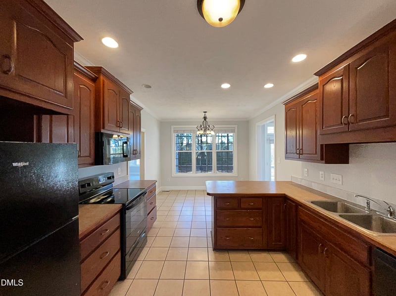 1124 Masterpiece Dr, Hope Mills, NC 28348