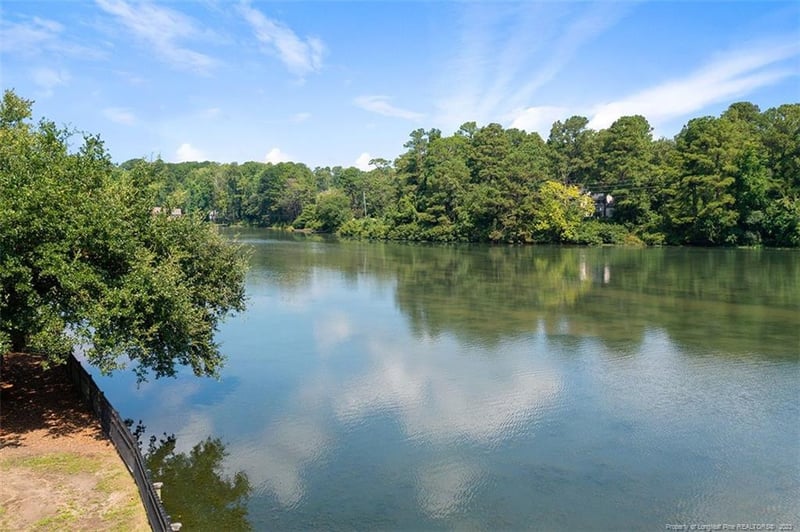 1127 Offshore Dr, Fayetteville, NC 28305