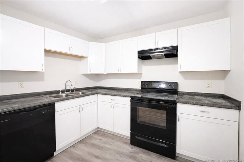 1128 Thornwood Pl, Fayetteville, NC 28304