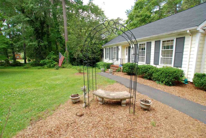 1129 Ivy Ln, Raleigh, NC 27609