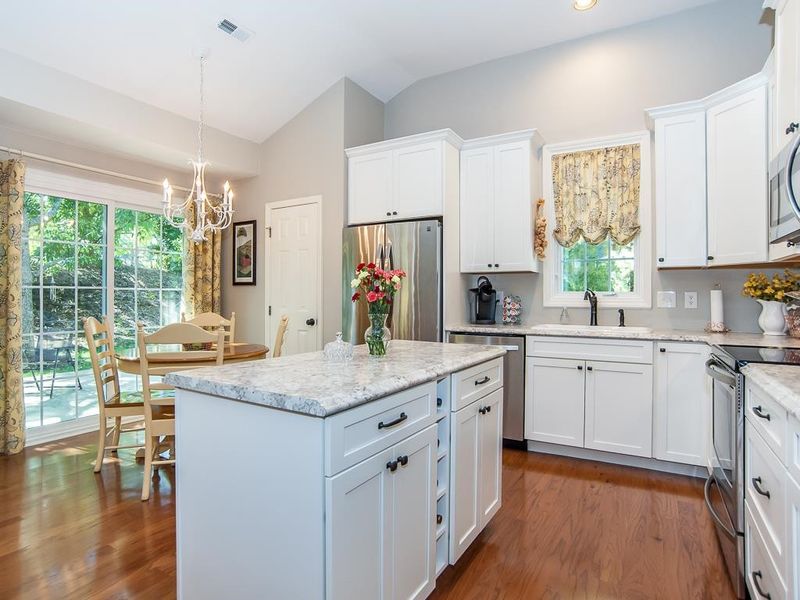 113 Lake Hickory Ct, Cary, NC 27519