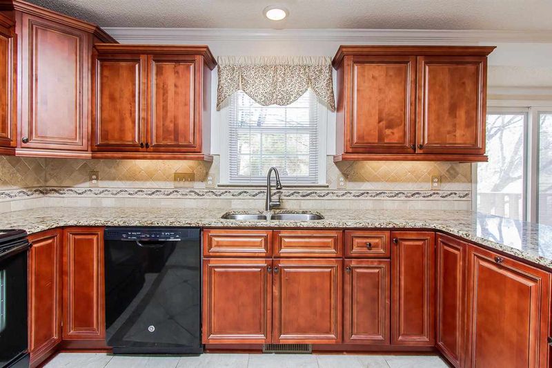114 Sequoia Ct, Cary, NC 27513