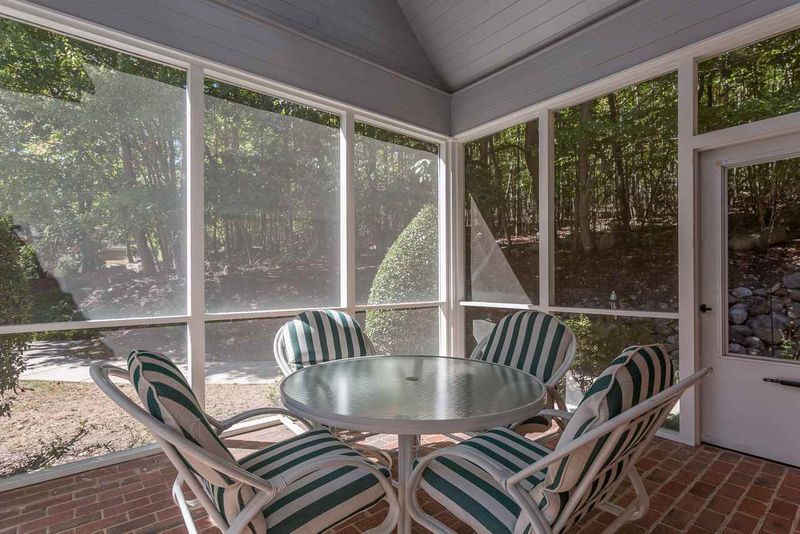 11404 Governors Dr, Chapel Hill, NC 27517