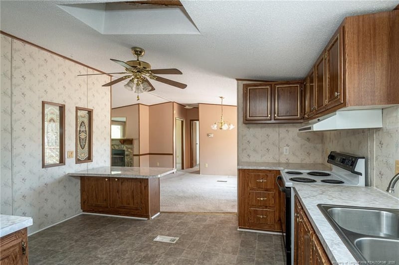 1146 White Plains Dr, Fayetteville, NC 28312