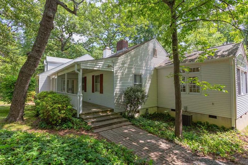 12 Oakwood Dr, Chapel Hill, NC 27517