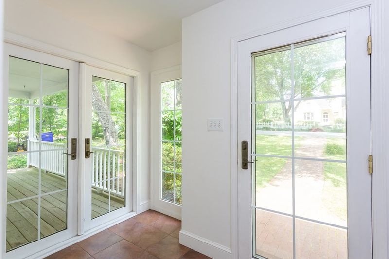 12 Oakwood Dr, Chapel Hill, NC 27517
