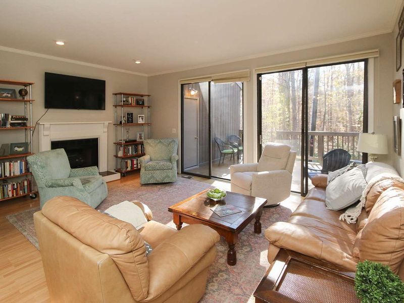 12 Tottenham Ln, Chapel Hill, NC 27517