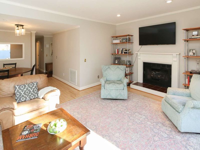 12 Tottenham Ln, Chapel Hill, NC 27517