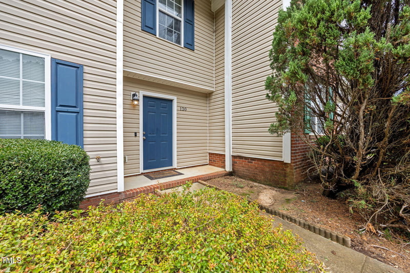 120 Blackthorne Ct, Clayton, NC 27520