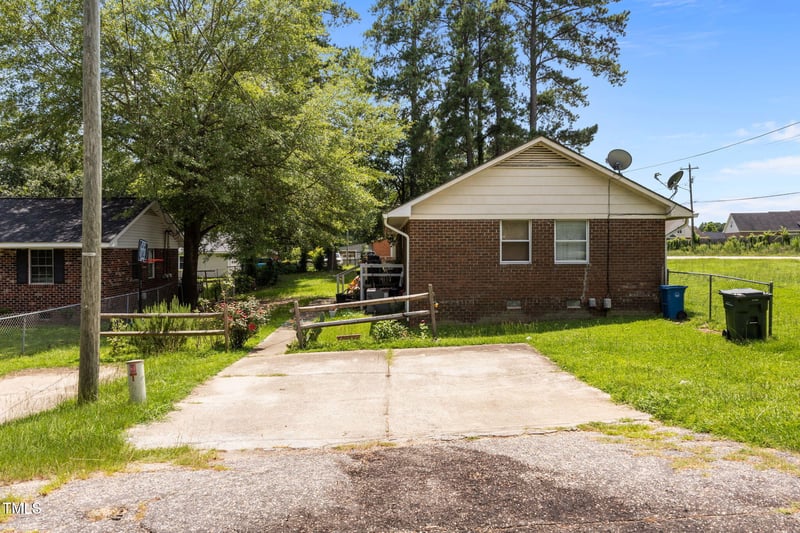 1201 Strickland Bridge Rd, Fayetteville, NC 28304