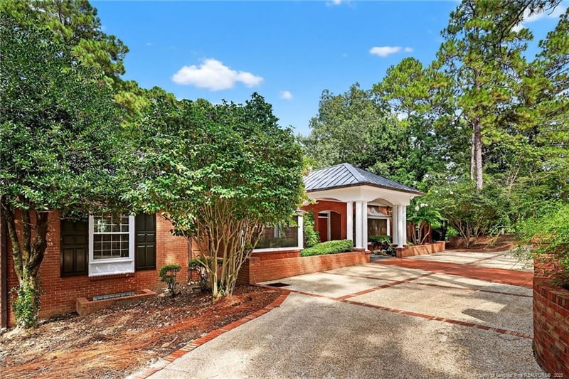 1203 Longleaf Dr, Fayetteville, NC 28305