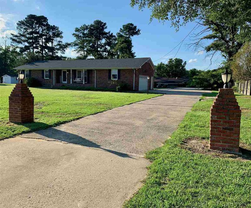 1205 N Wall St, Benson, NC 27504