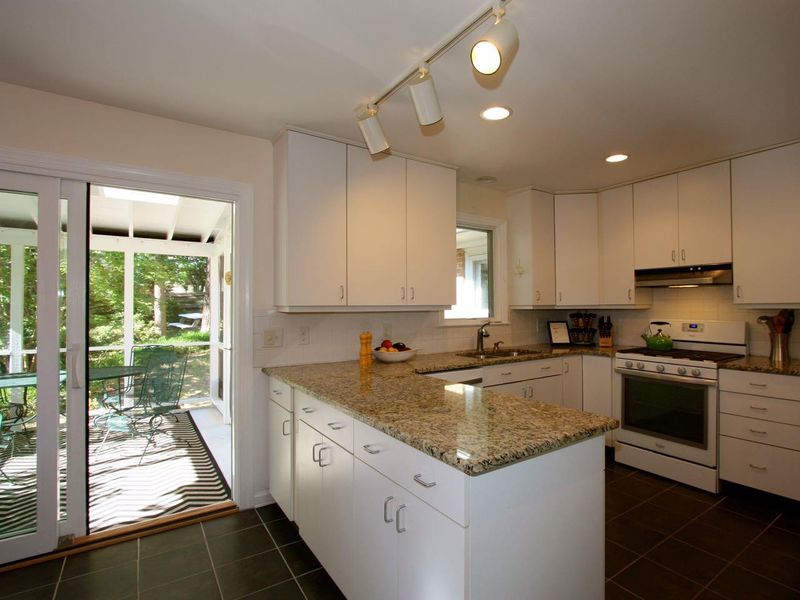 1207 Leclair St, Chapel Hill, NC 27517
