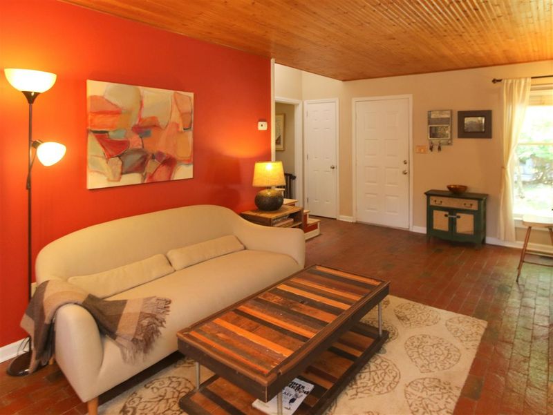 1209 B Hillsborough Rd, Chapel Hill, NC 27516