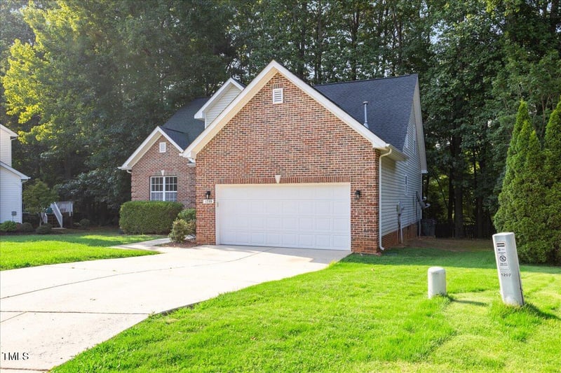 1209 Waterford Green Dr, Apex, NC 27502