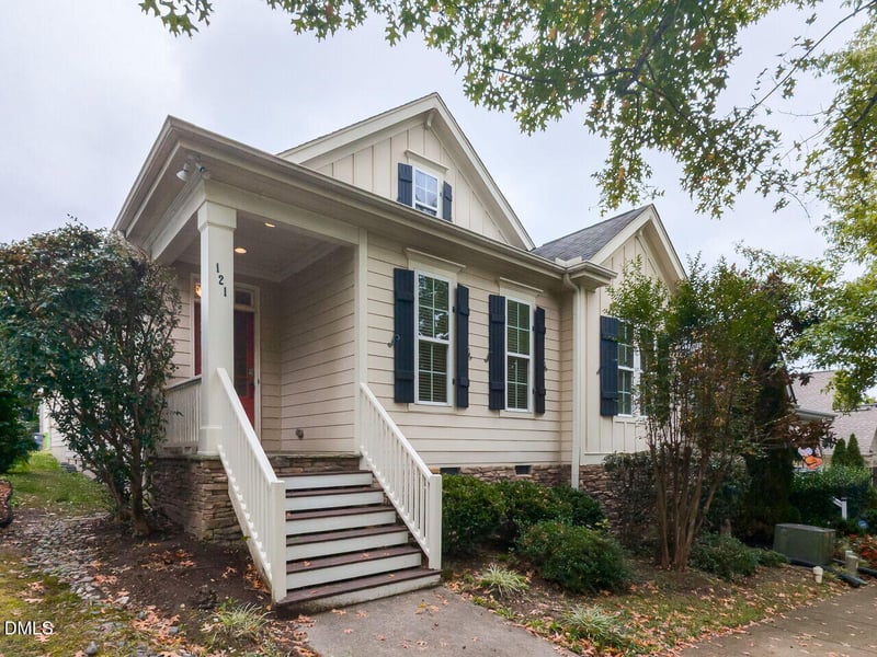 121 Amberglen Ln, Holly Springs, NC 27502