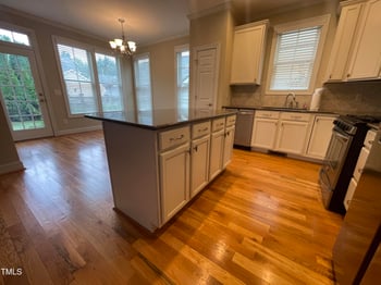 121 Amberglen Ln, Holly Springs, NC 27540