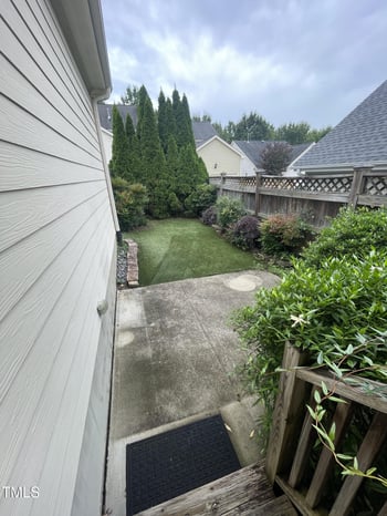 121 Amberglen Ln, Holly Springs, NC 27540