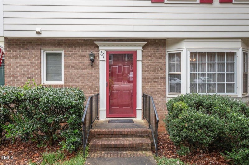 121 Bay Dr, Cary, NC 27511