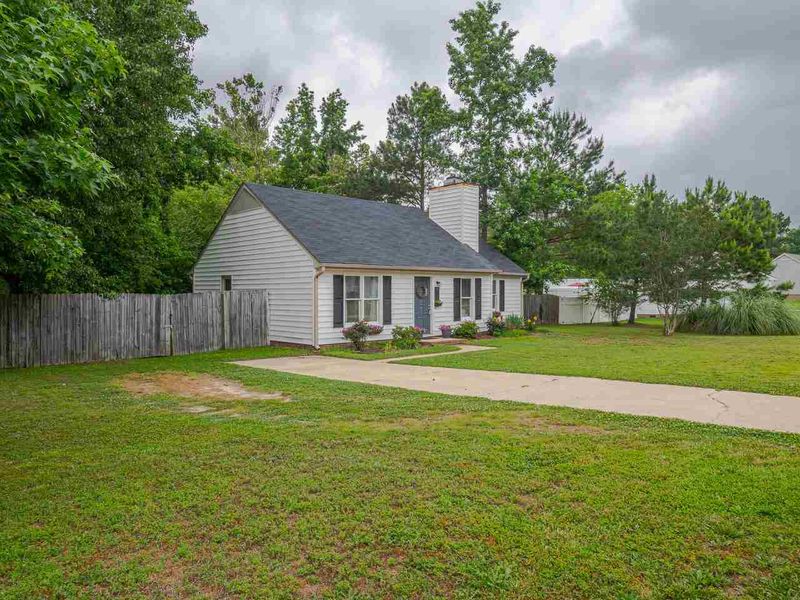 121 Pineview Dr, Zebulon, NC 27597