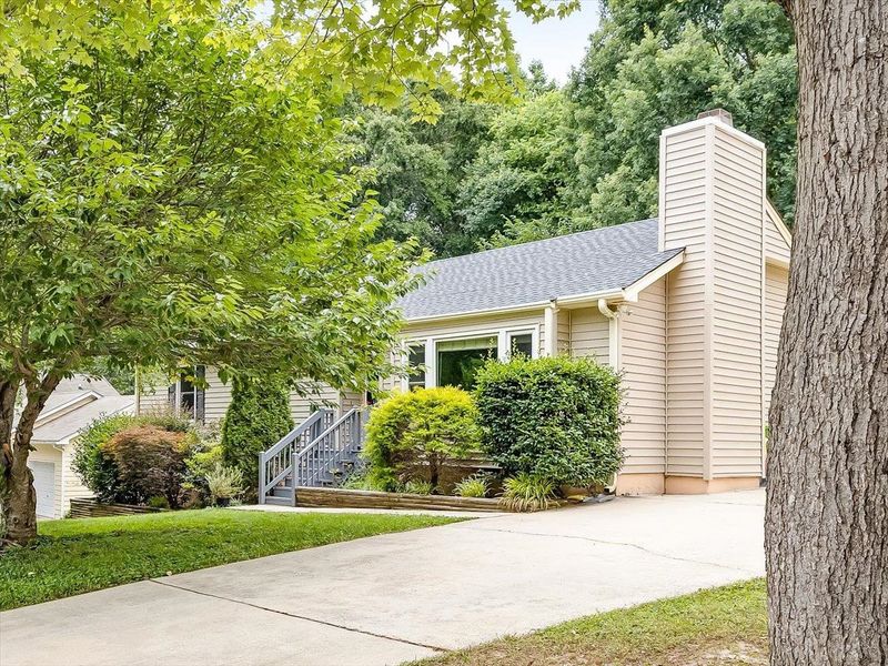 121 Rosehaven Dr, Raleigh, NC 27609